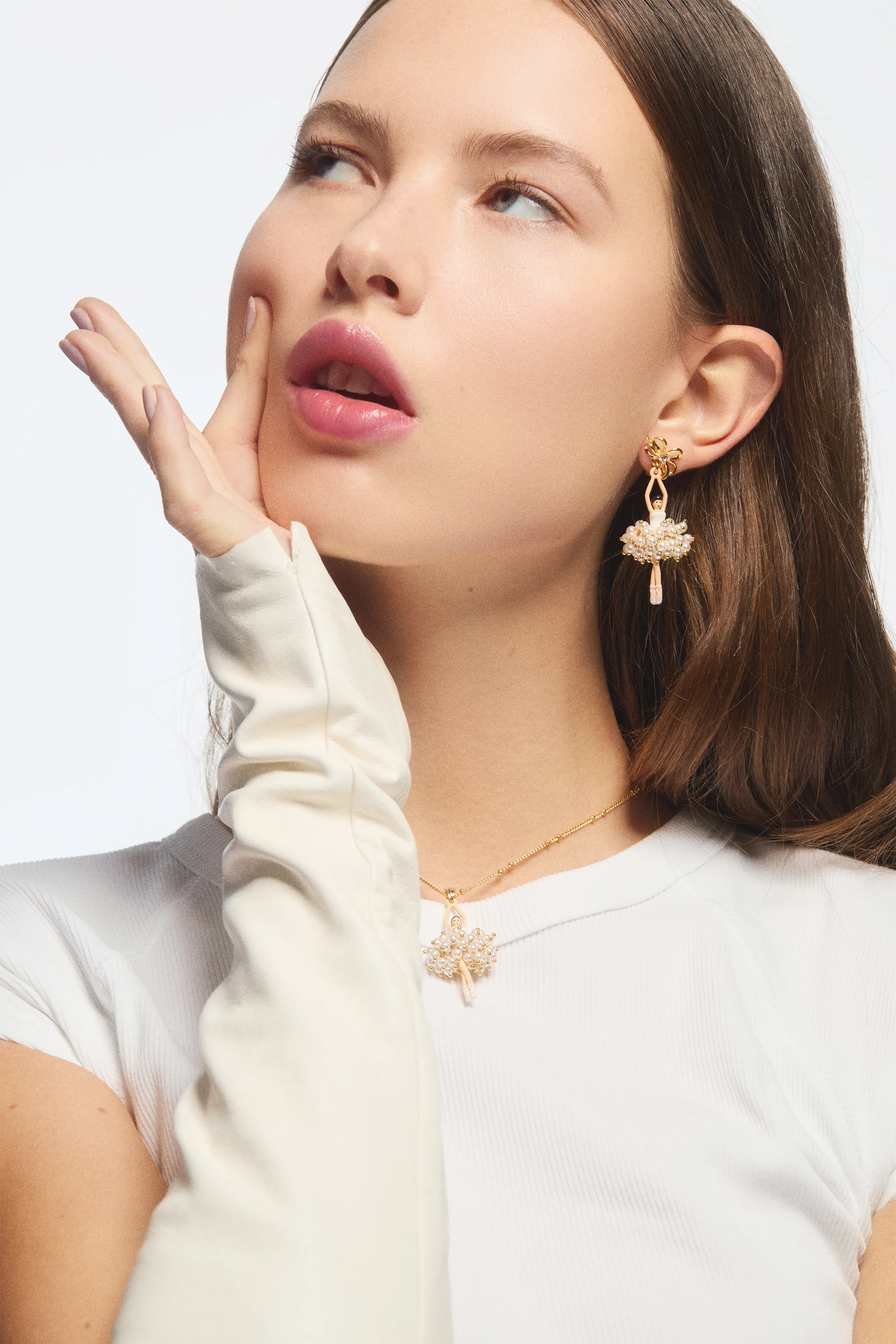 Boucles d'oreilles Ballerine blanche et dorée - Image 2