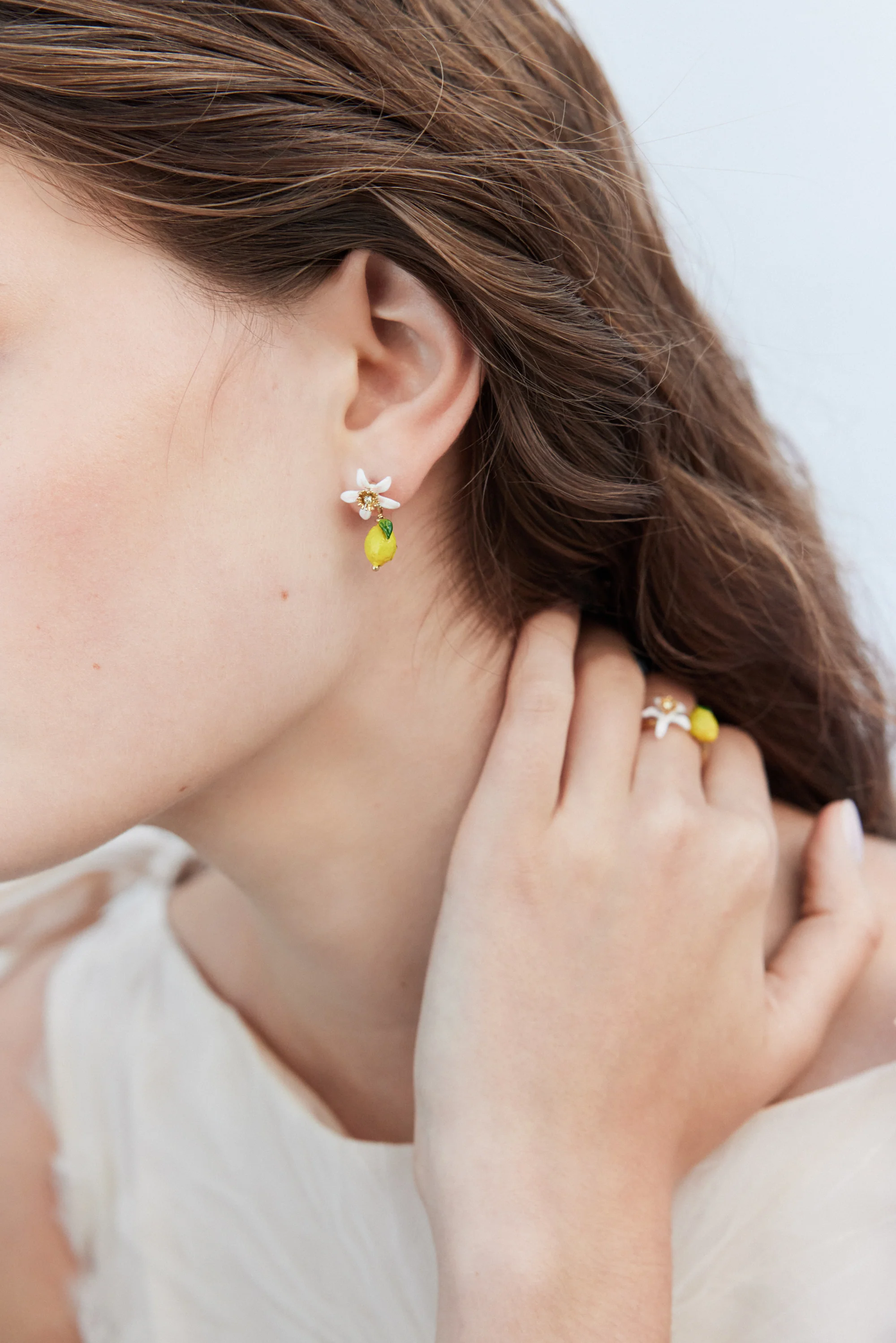 Boucles d'oreilles citron et fleur blanche - Image 2