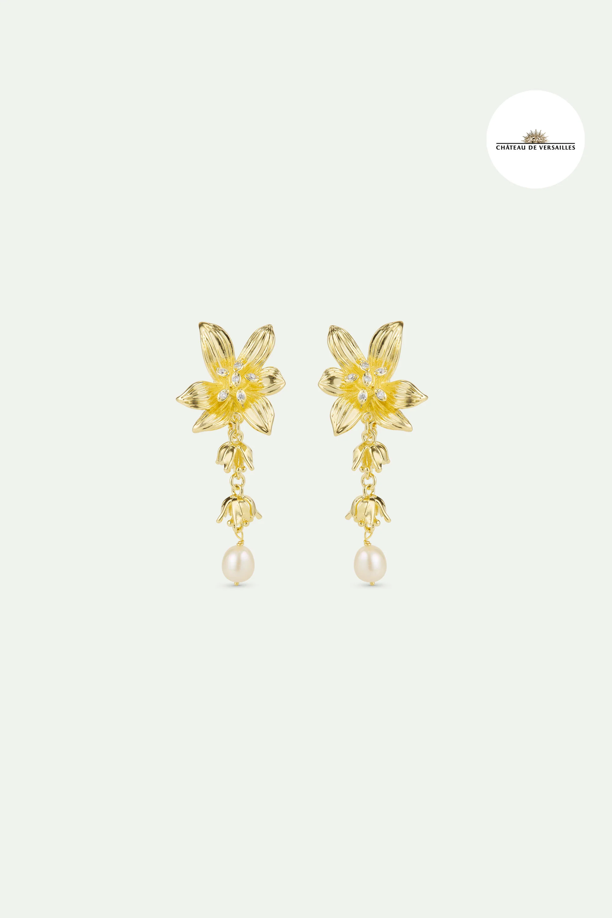 Boucles d'oreilles pendantes dorées fleur de lys et perle de culture