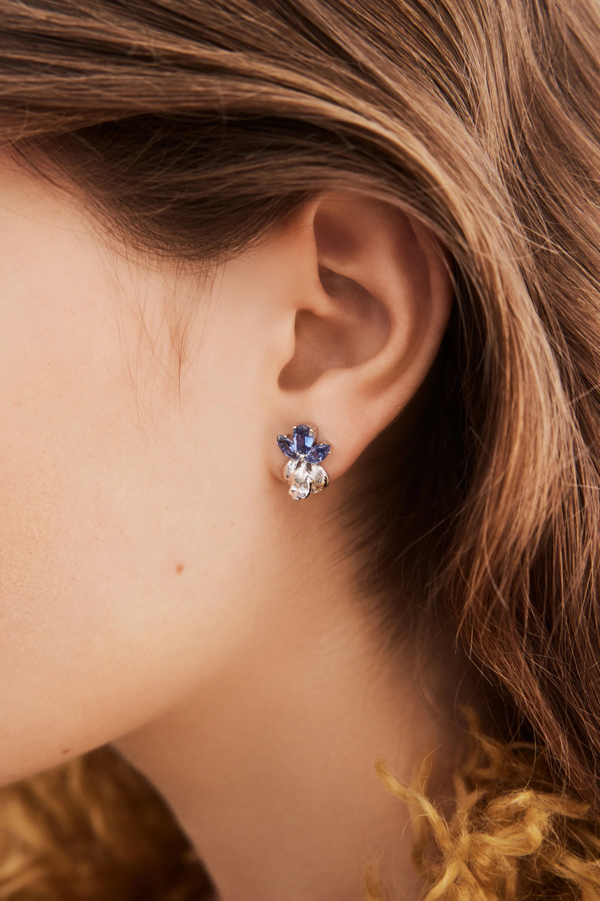 Boucles d'oreilles tiges argentées iris et pierres bleues - Image 2