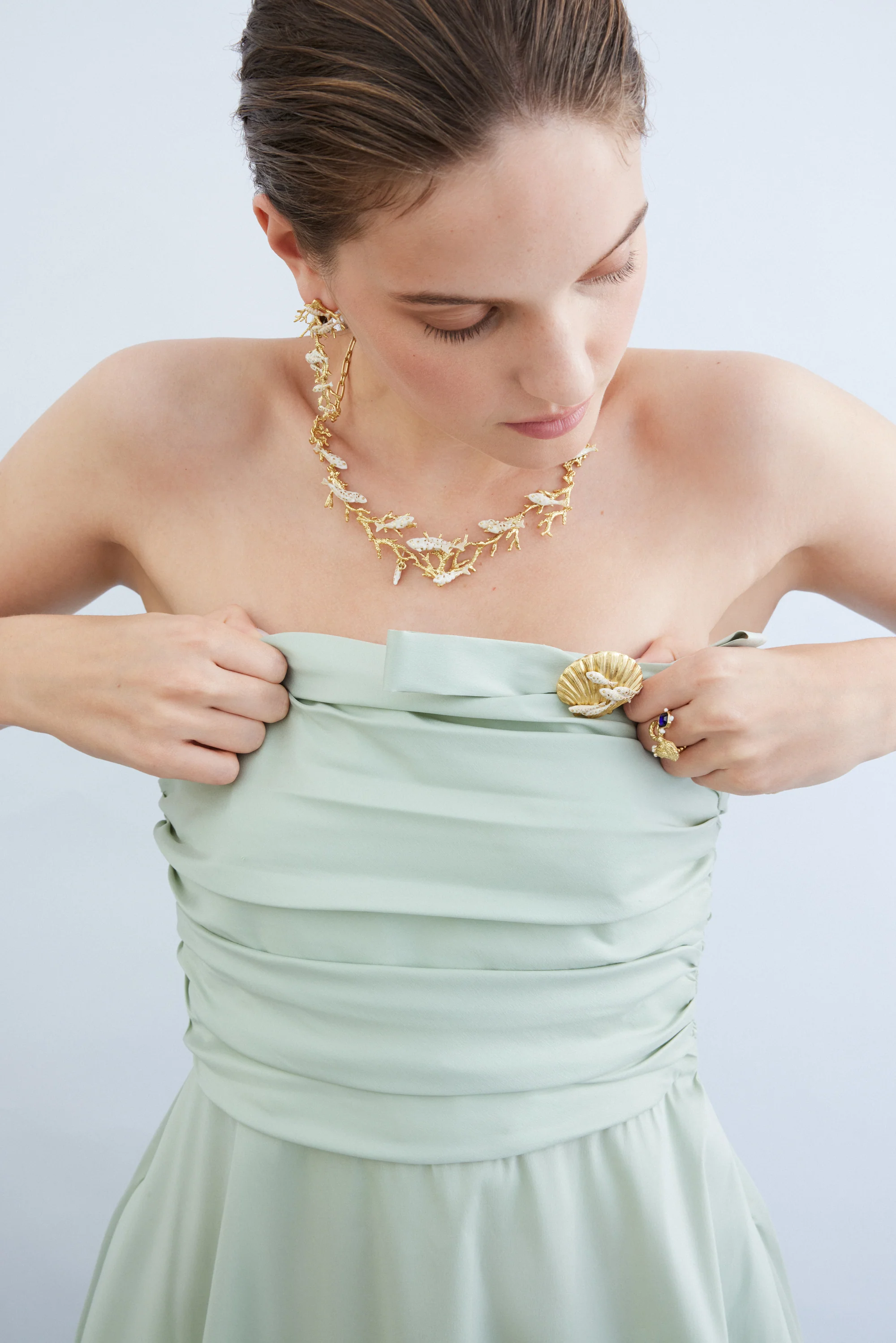 Collier plastron coraux dorés et poissons blancs - Image 2