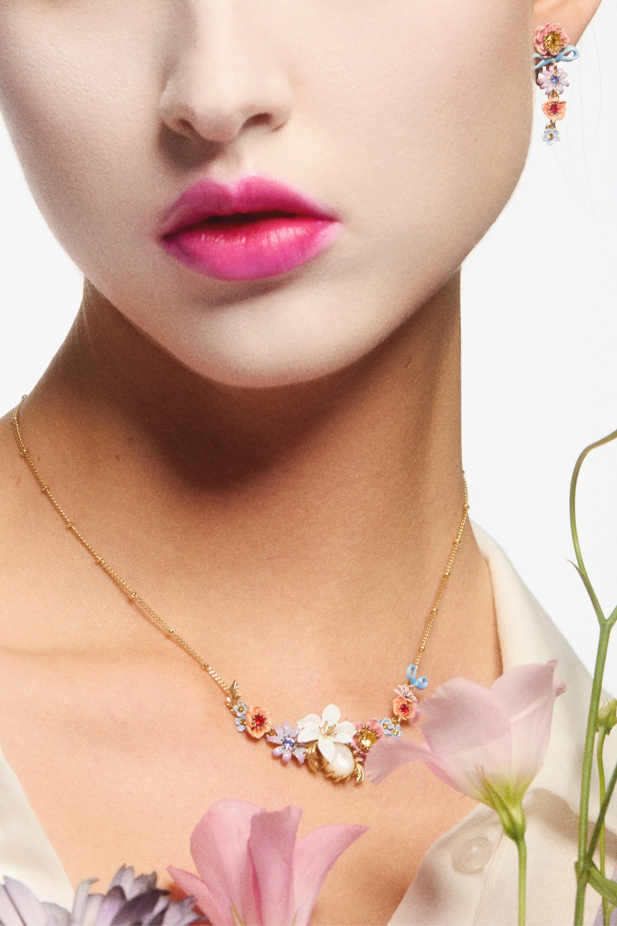 Collier plastron fleurs roses et bleues, fleur de lys et pierre ronde nacrée - Image 2
